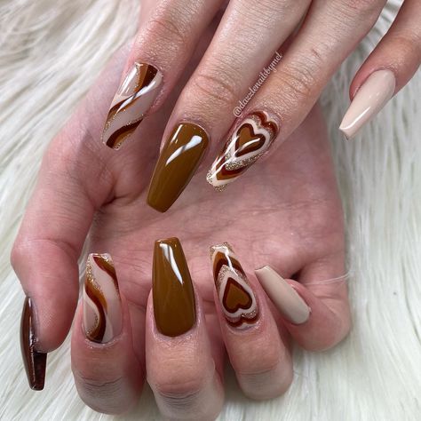 Diseños de uñas 2025: Mocha Mousse 9 4a00c12159e8bef9ba54afbbe7359756
