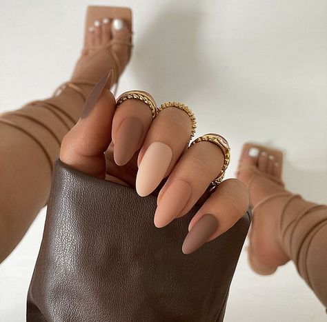 Diseños de uñas 2025: Mocha Mousse 2 9e9f49b9c7556b0f7612594da51c52ea