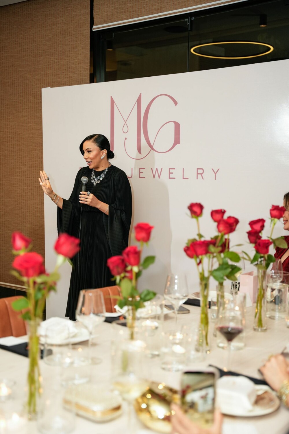 Madelin García presenta el arte y el glamour con su nueva línea de joyas MG Fine Jewelry 1 Durante su discurso Madelin Garcia