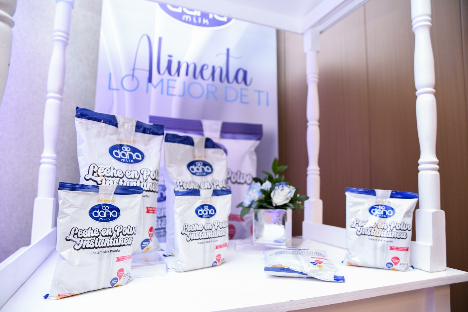 EXHIBIDOR DE LA LECHE DANA