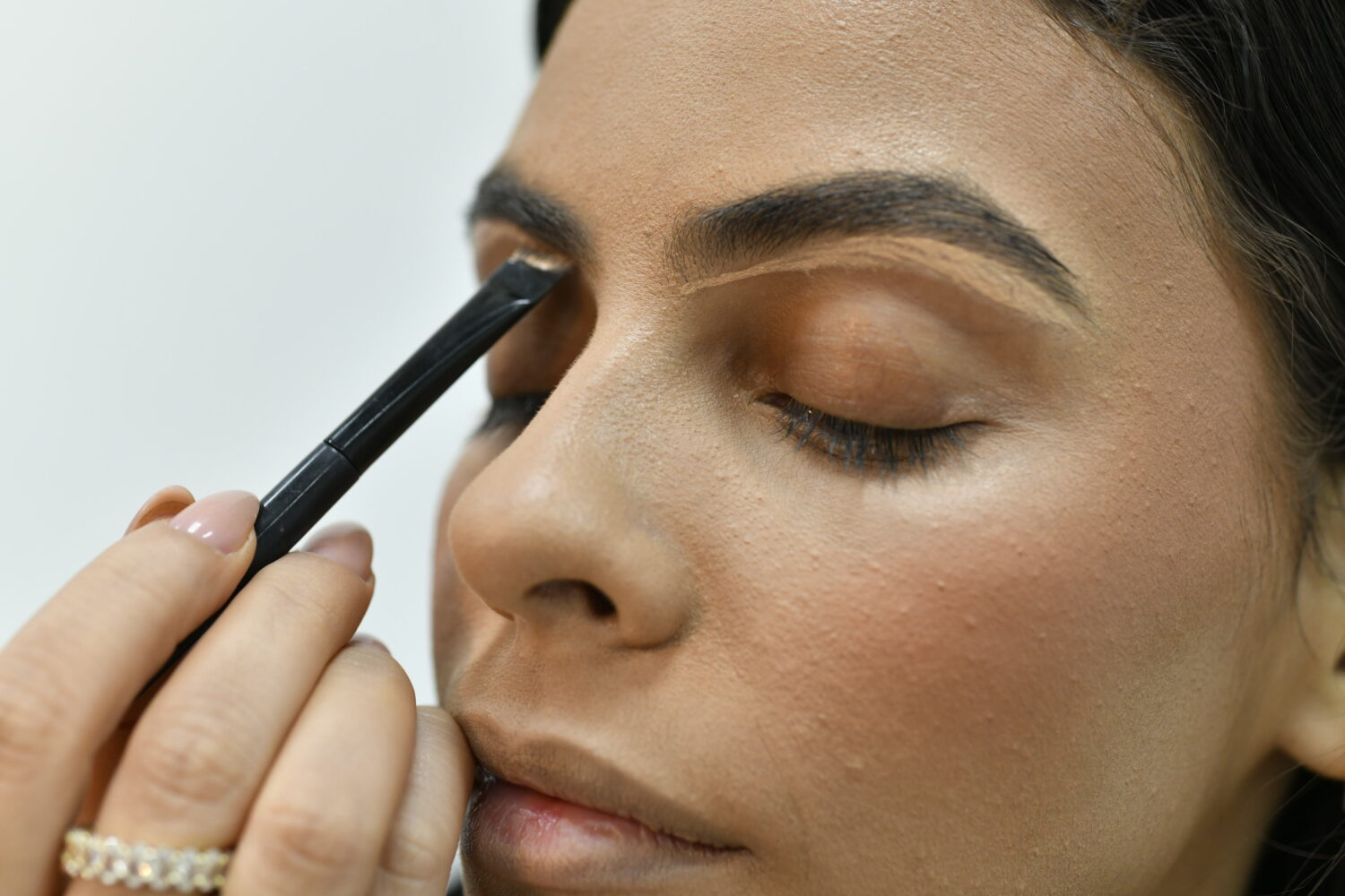 Maquillaje Glam: El look perfecto para deslumbrar en las fiestas navideñas 11 JCP3273