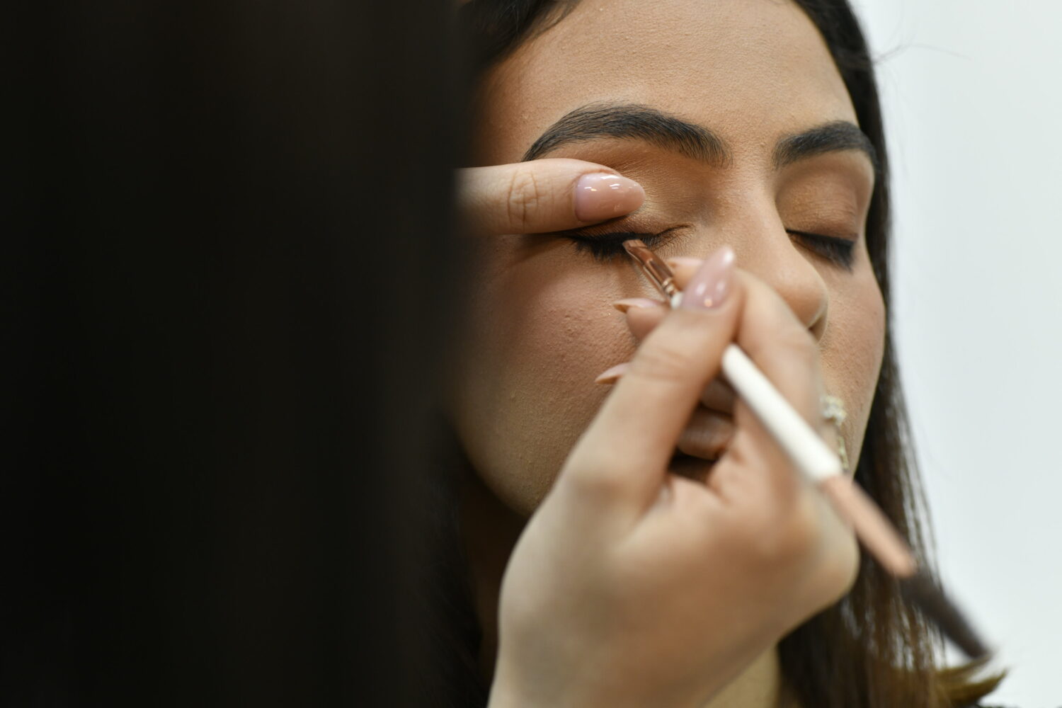 Maquillaje Glam: El look perfecto para deslumbrar en las fiestas navideñas 10 JCP3296
