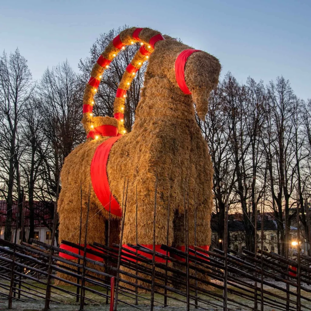 Las tradiciones Navideñas más extravagantes alrededor del mundo 3 La Cabra de Gavle 11 1024x1024 1