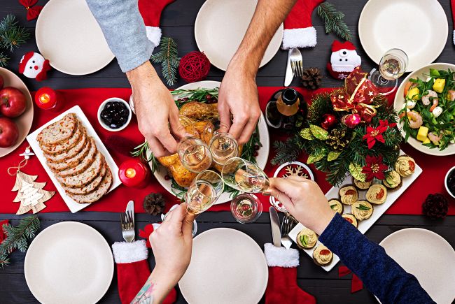 Las tradiciones Navideñas más extravagantes alrededor del mundo 9 Organizar comida de navidad