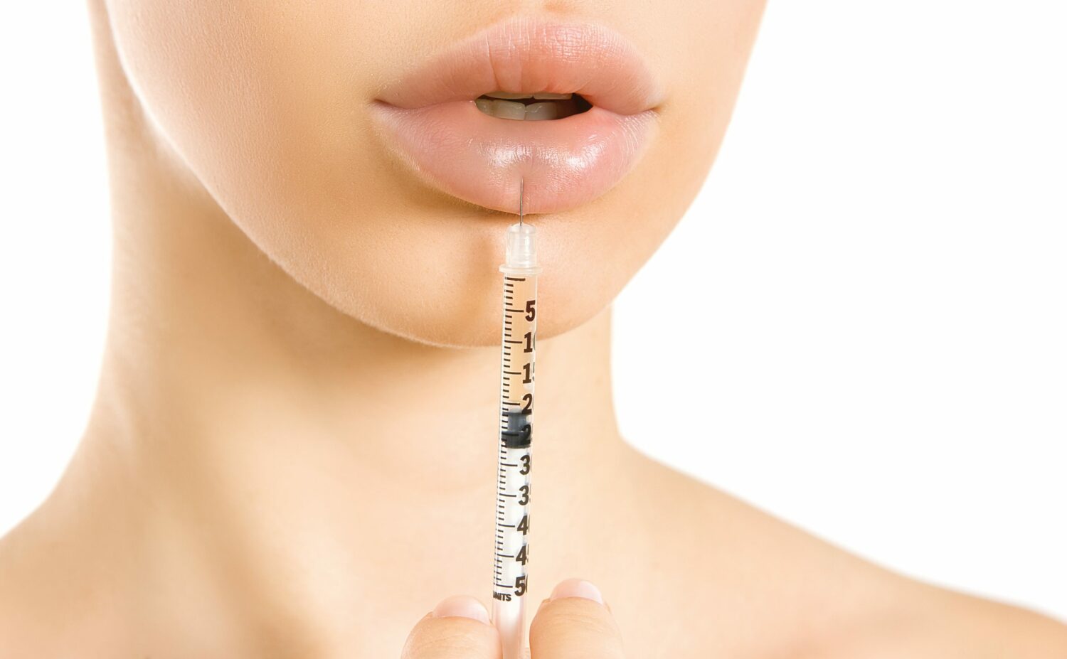 Armonización facial y Armonización orofacial: Belleza en equilibrio 2 mujer inyeccion relleno labios acido hialuronico scaled 1