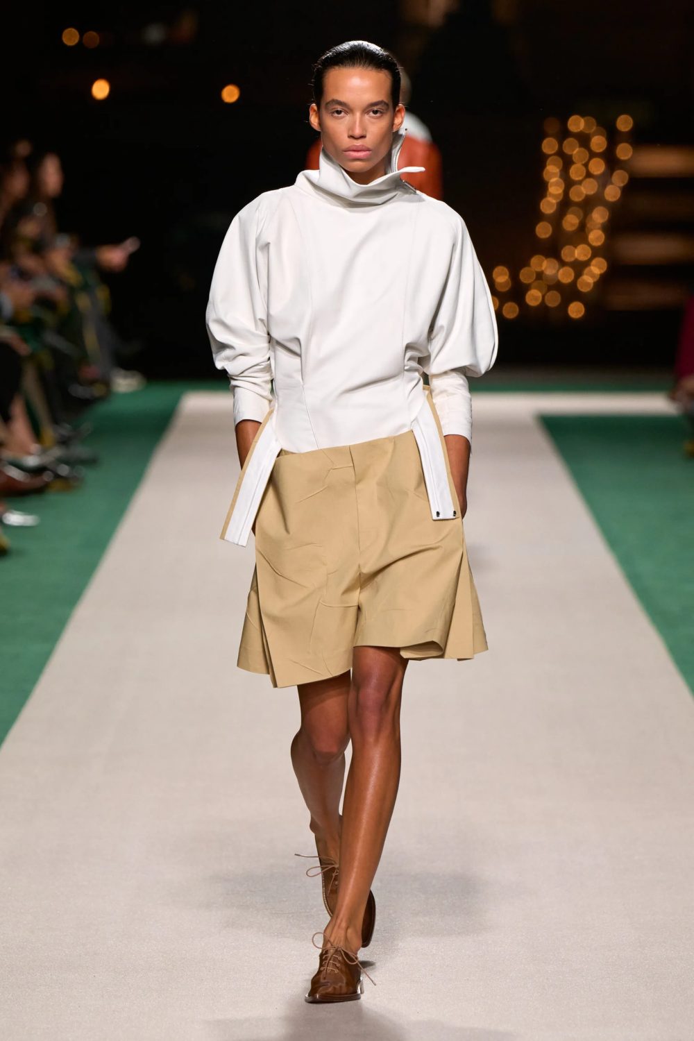 Pantalones incompletos: La nueva tendencia disruptiva que redefine la moda 7 00010 victoria beckham spring 2025 ready to wear credit gorunway.jpg.webp