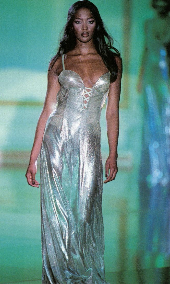 Los vestidos Versace que han marcando tendencia en el mundo de la moda 7 544f990f461bac647759163dfd2f5f0f
