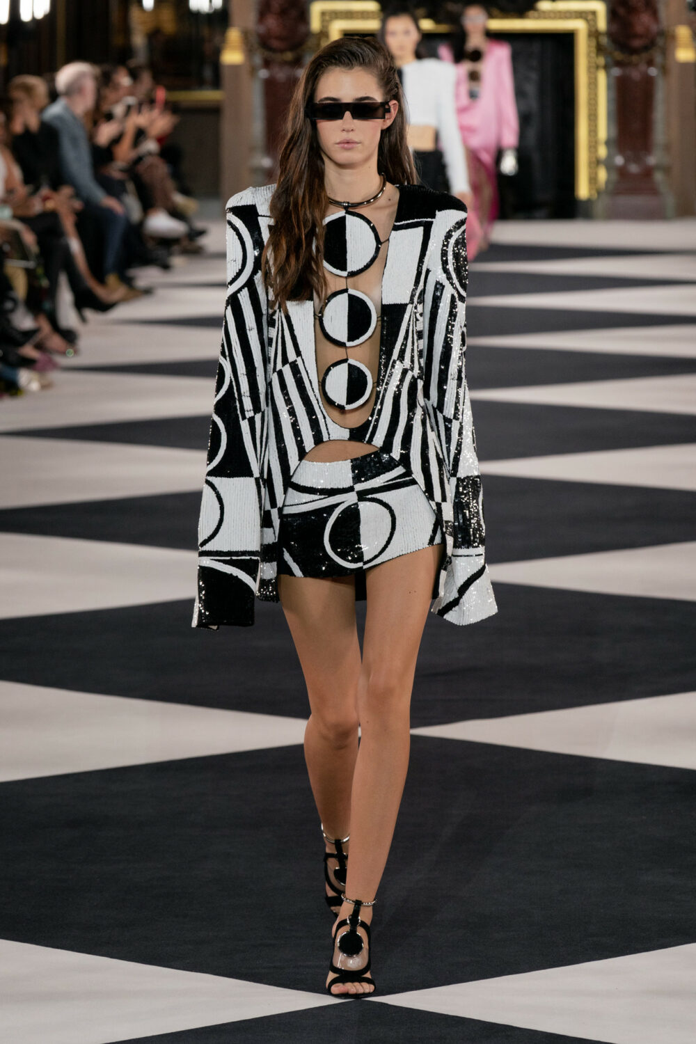 La moda asimétrica: una declaración de originalidad en 2025 6 Balmain