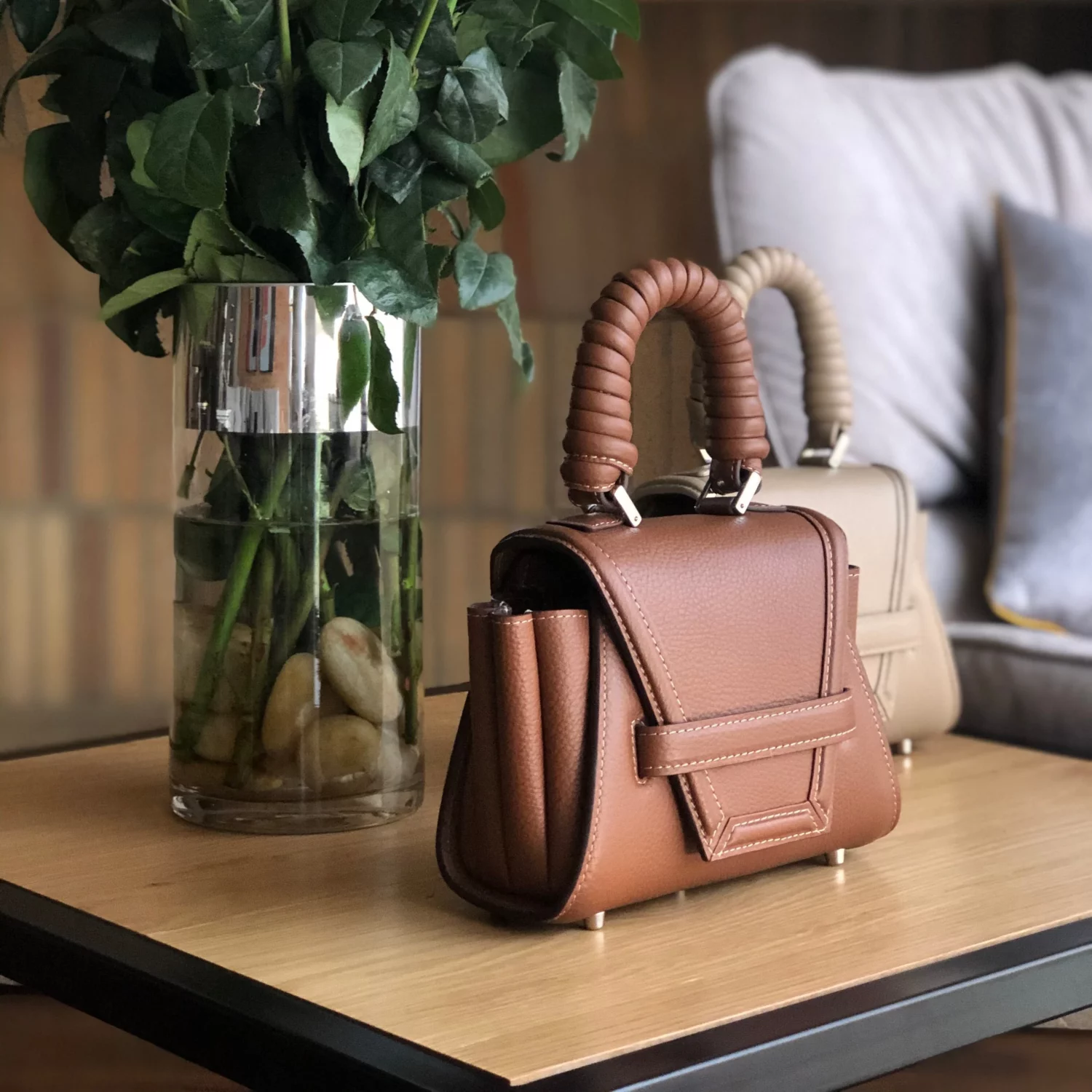 El poder de los accesorios detalles que transforman un look 4 Bolso