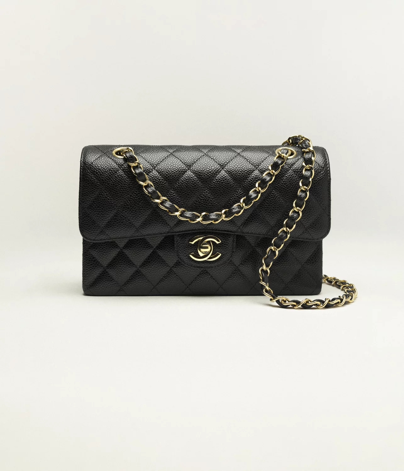 El poder de los accesorios detalles que transforman un look 8 Bolso pequeno