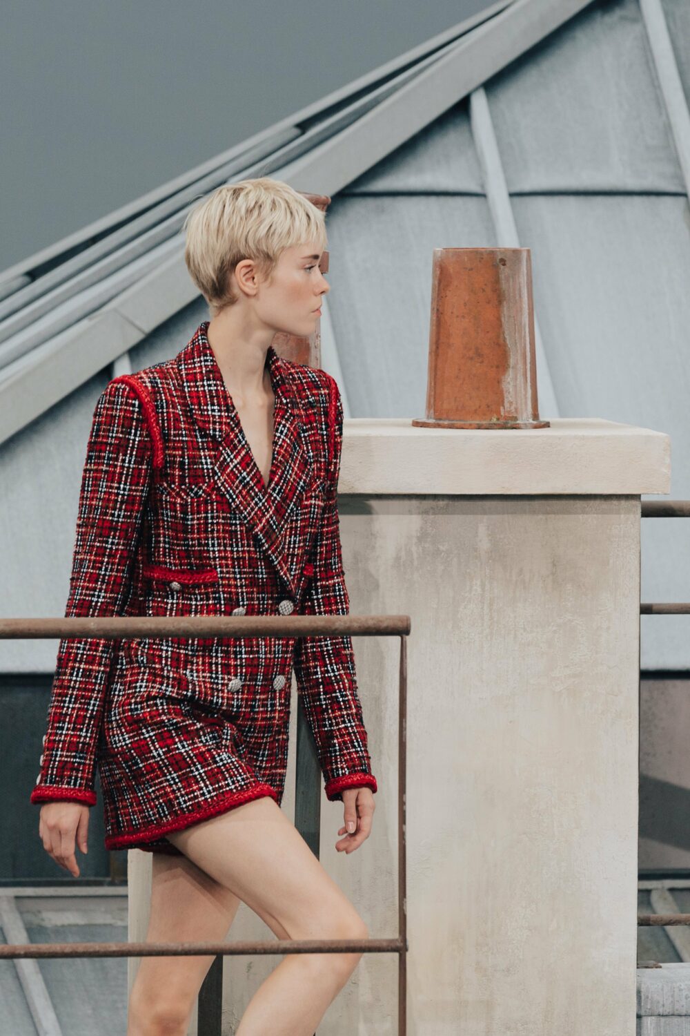 El traje Tweed de falda y chaqueta una prenda que empodera a la mujer 2 EF3hs64W4AEIlyu 1