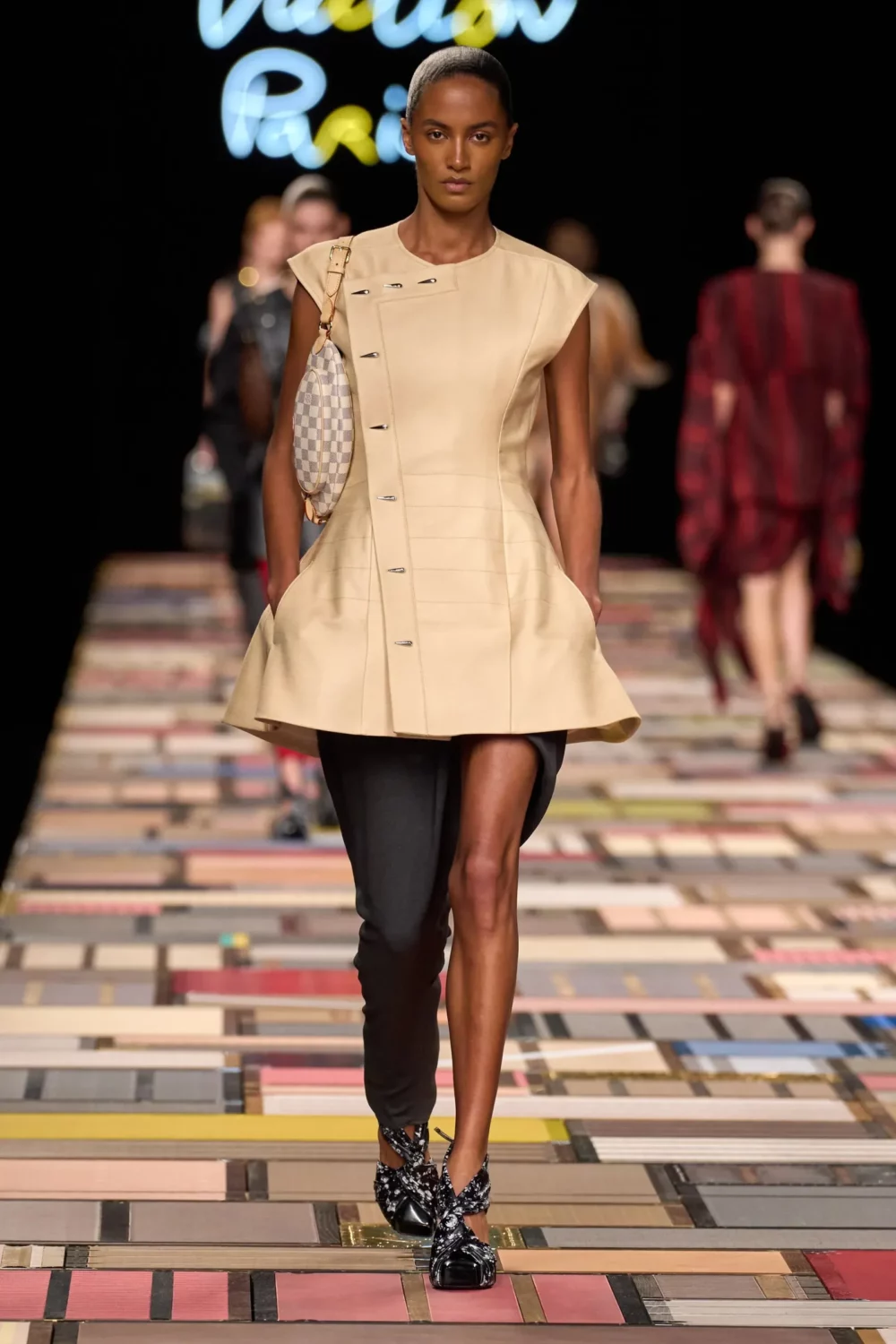 Pantalones incompletos: La nueva tendencia disruptiva que redefine la moda 2 Pantalones incompletos louis vuitton primavera verano 2025 1.jpg