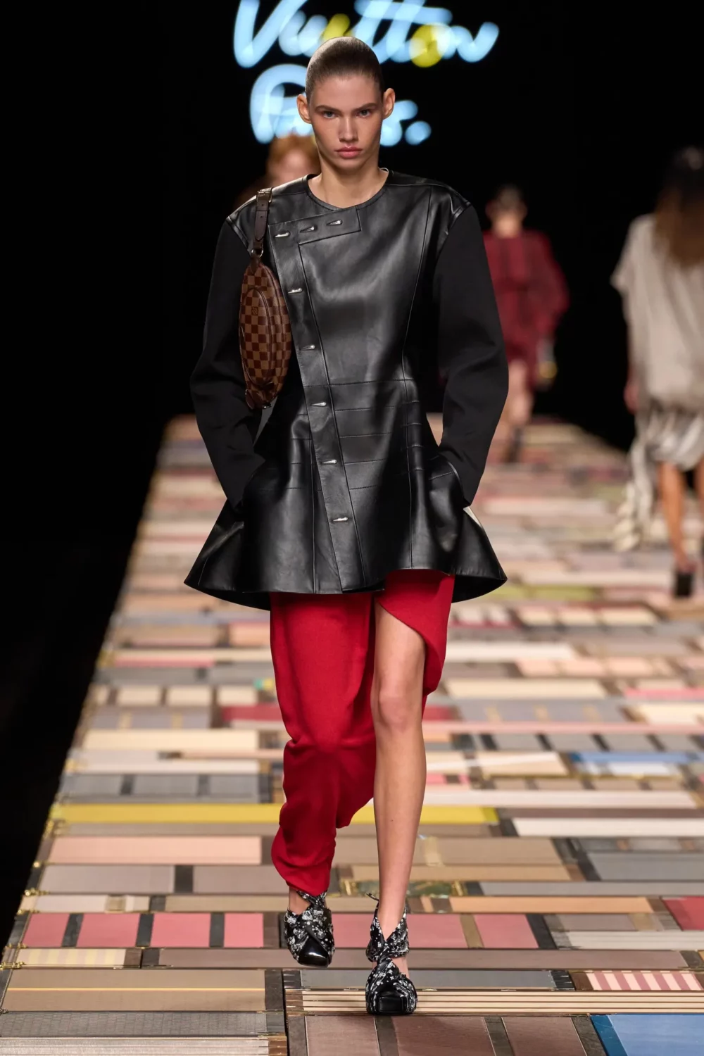 Pantalones incompletos: La nueva tendencia disruptiva que redefine la moda 4 Pantalones incompletos louis vuitton primavera verano 2025.jpg