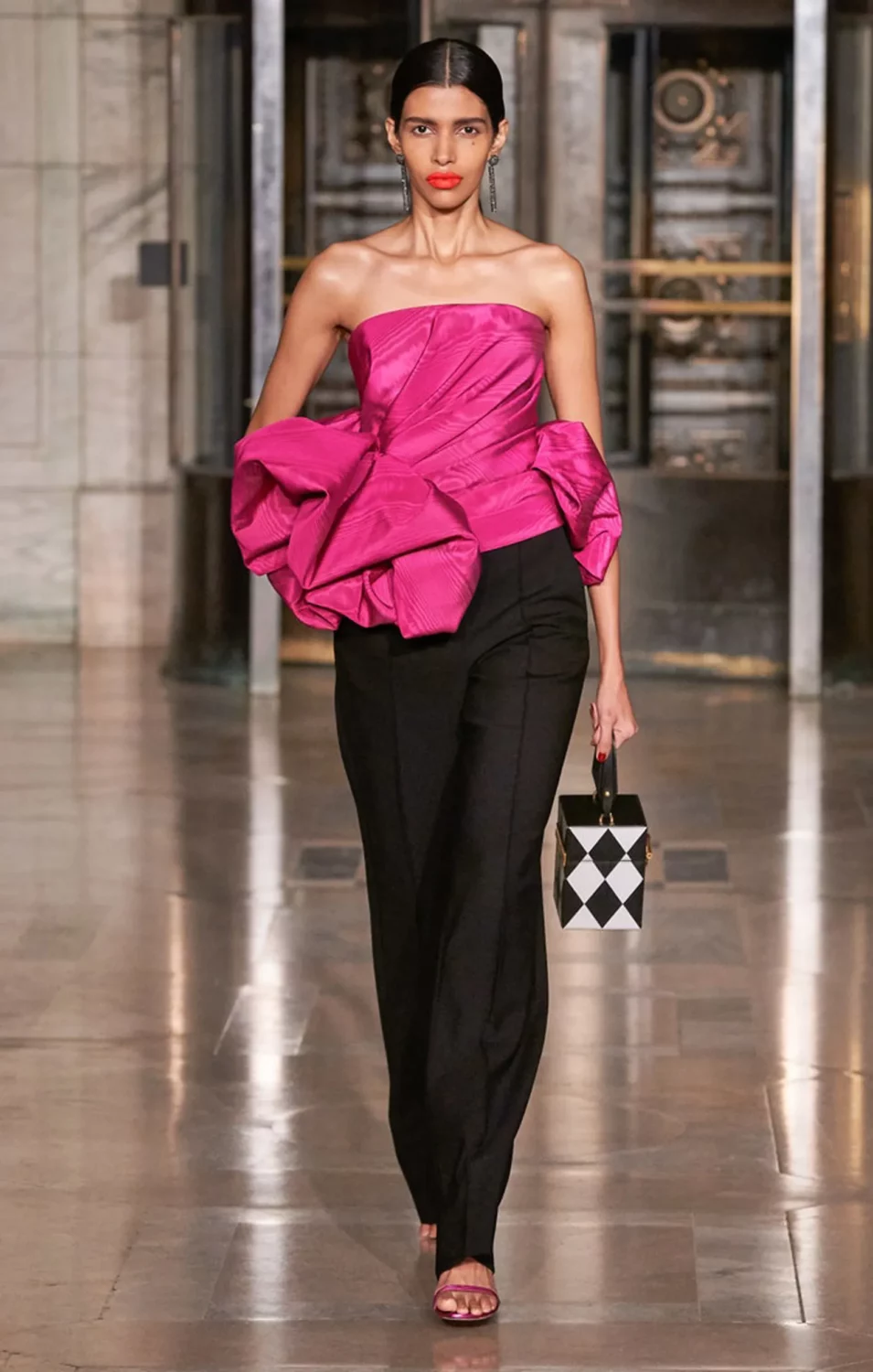 La moda asimétrica: una declaración de originalidad en 2025 24 Tendencia top asimC3A9trico colecciC3B3n otoC3B1o invierno 2021 Oscar de la Renta.jpg