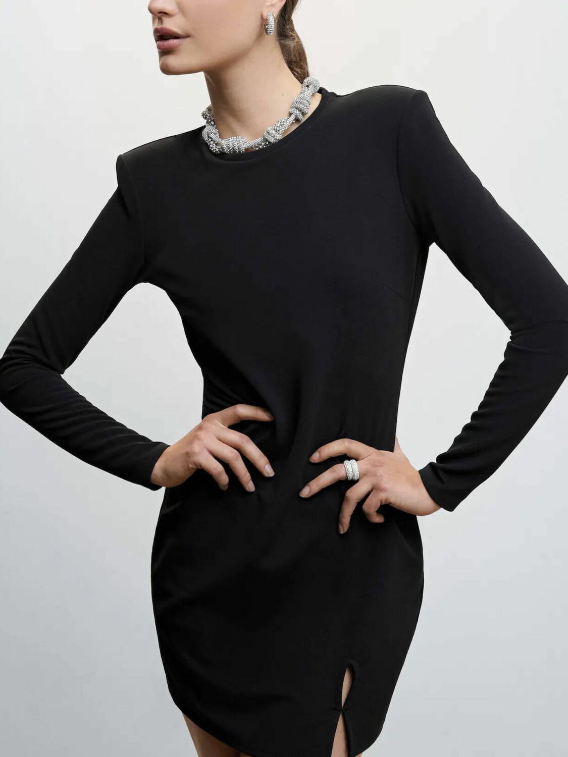 El poder de los accesorios detalles que transforman un look 2 Vestido negro