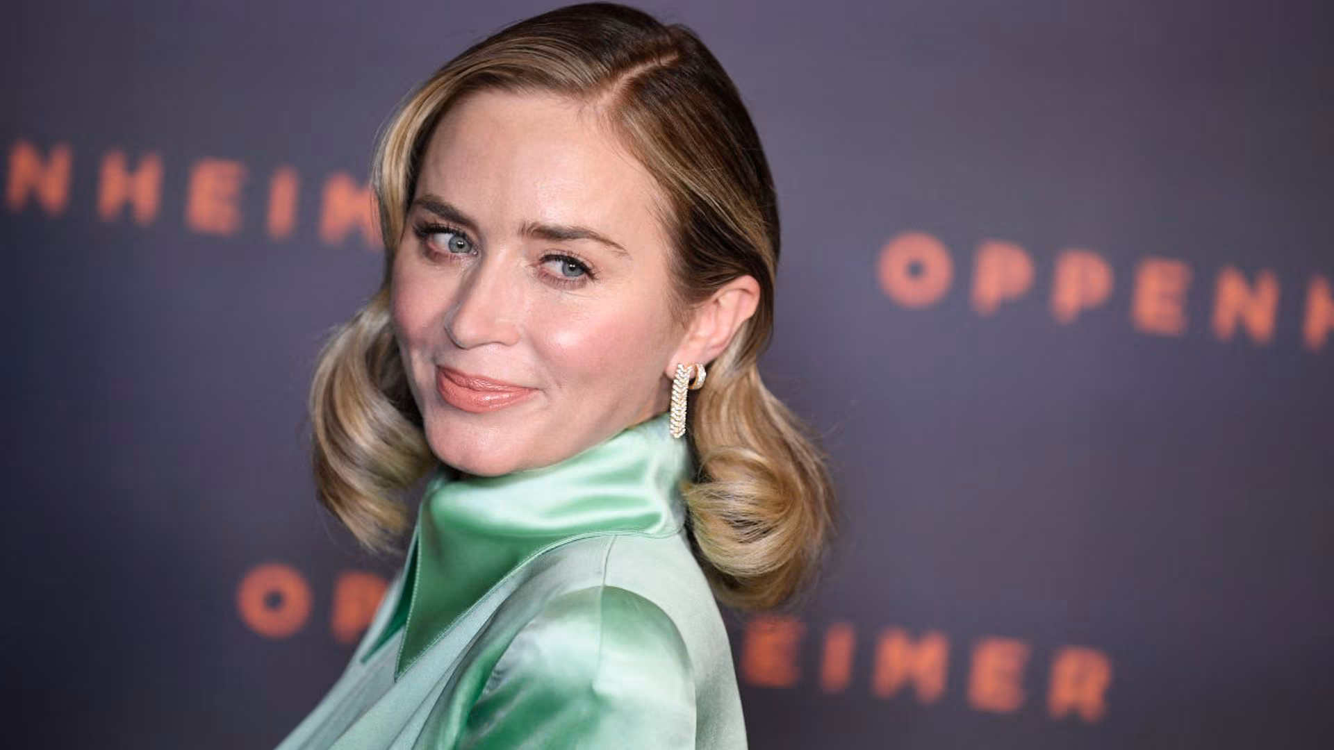 acddbac64739 emily blunt t.jpg