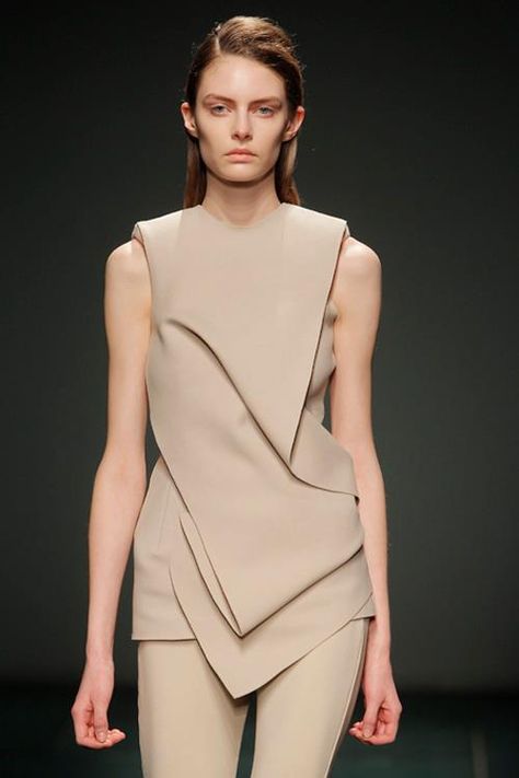 La moda asimétrica: una declaración de originalidad en 2025 1 c3d3923c1ad4a69d3c7baf61320fed1b