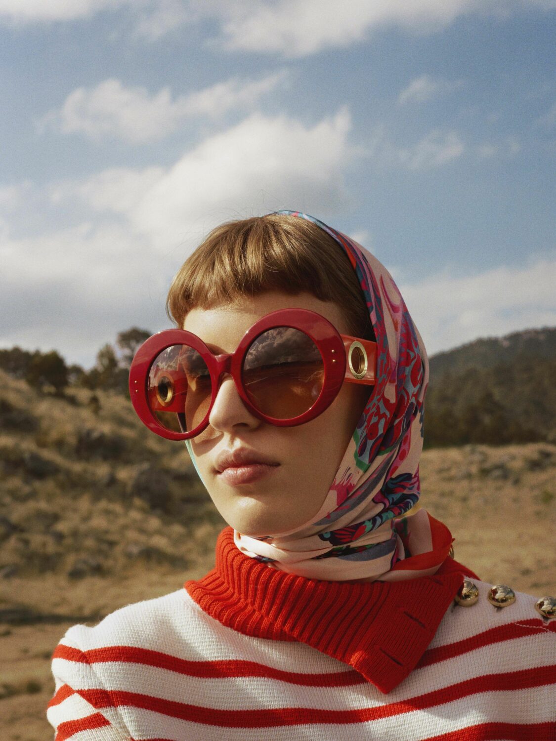 El poder de los accesorios detalles que transforman un look 3 gafas retro