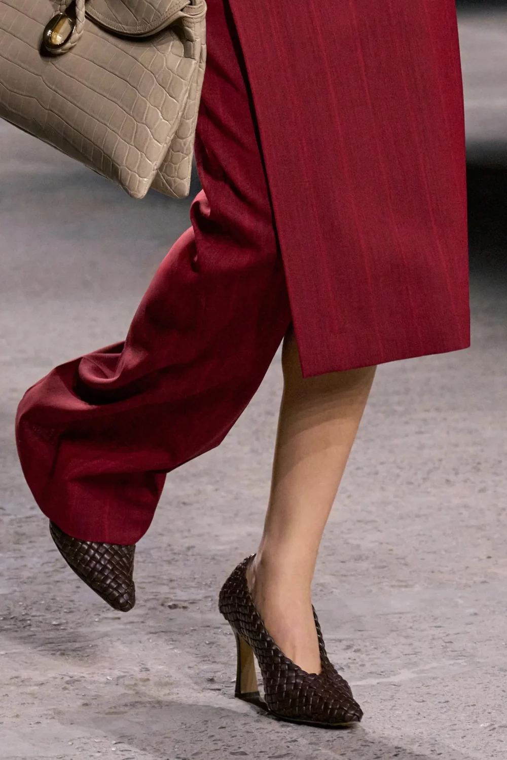 Pantalones incompletos: La nueva tendencia disruptiva que redefine la moda 5 pantalones incompletos bottega veneta primavera verano 2025.jpg