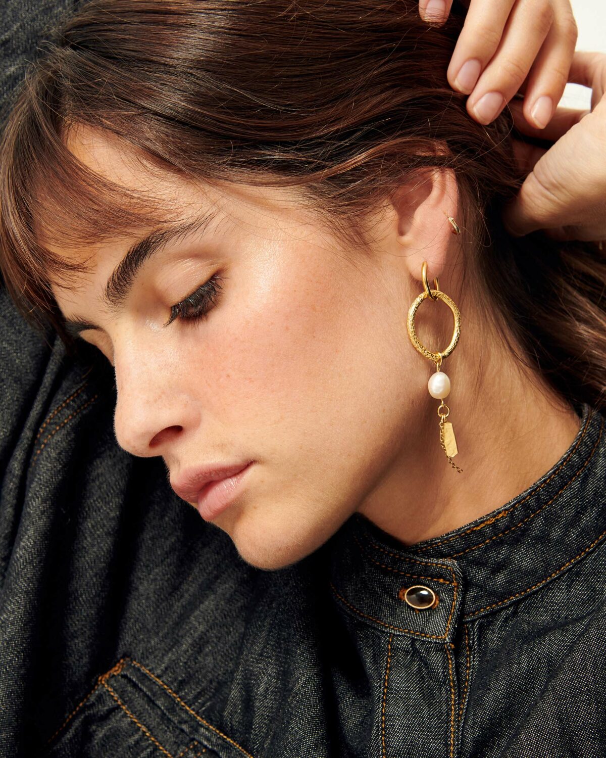 El poder de los accesorios detalles que transforman un look 5 pendientes desiguales