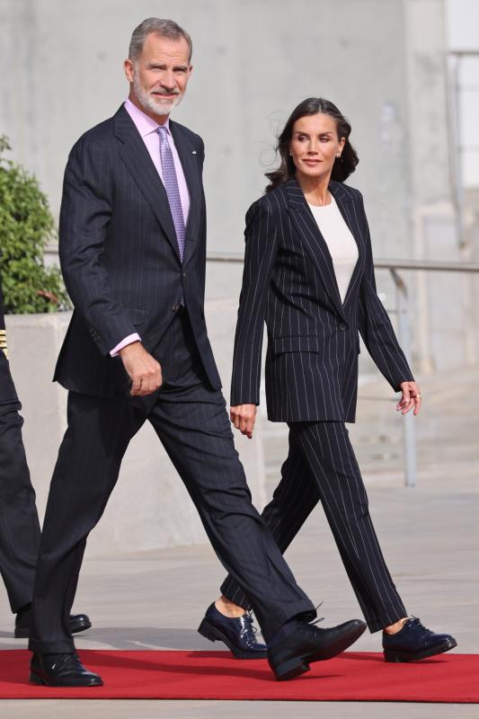 reina traje raya diplomatica