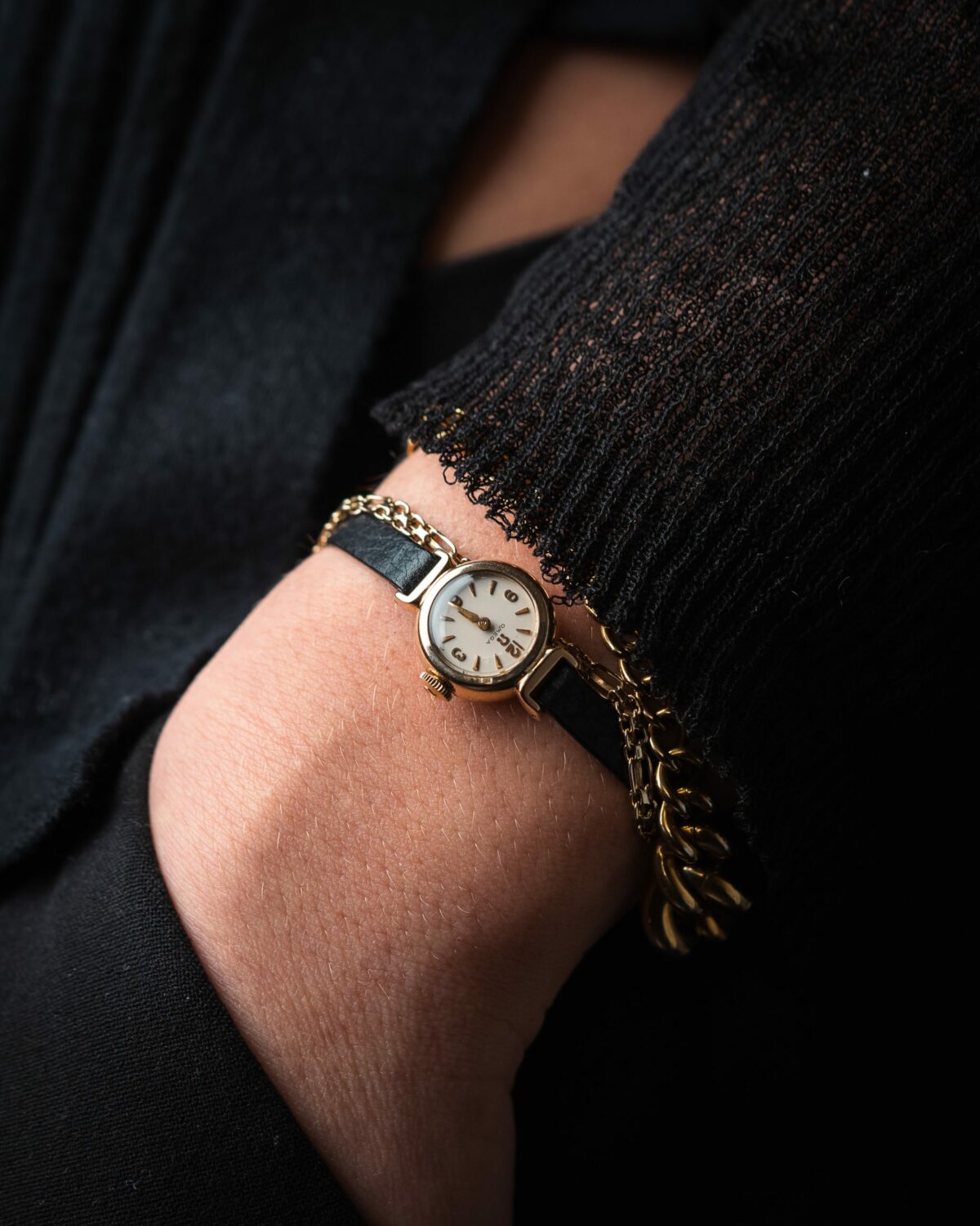 El poder de los accesorios detalles que transforman un look 7 reloj 1