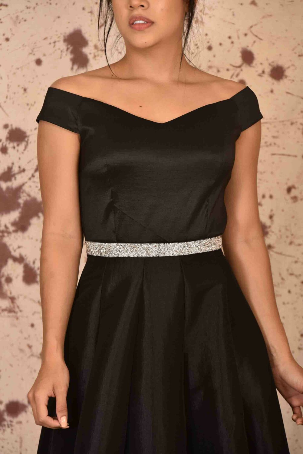 El poder de los accesorios detalles que transforman un look 1 vestido negro y cinturon