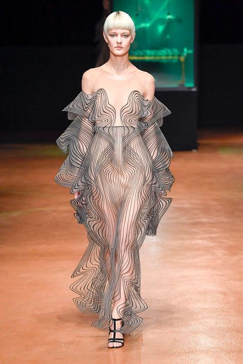Detalles transparentes en la moda: elegancia y modernidad en cada prenda 1 Detalles transparentes