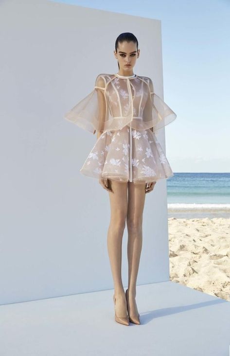 Detalles transparentes en la moda: elegancia y modernidad en cada prenda 4 77ccf35898740d7842036531f404e4b4