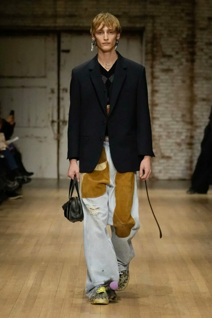 Los baggy pants con tenis se han convertido en la prenda perfecta para llevar este año