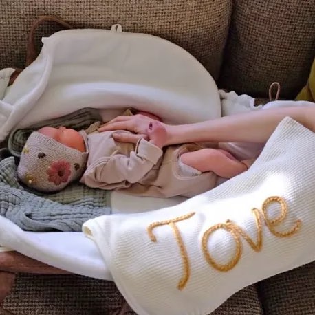 Lily Collins es mamá: el emocionante (y criticado) camino hacia su primera hija 1 Lily Collins