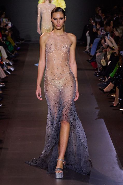 Detalles transparentes en la moda: elegancia y modernidad en cada prenda 7 ef2422d013c6c412887fd05691f6d782