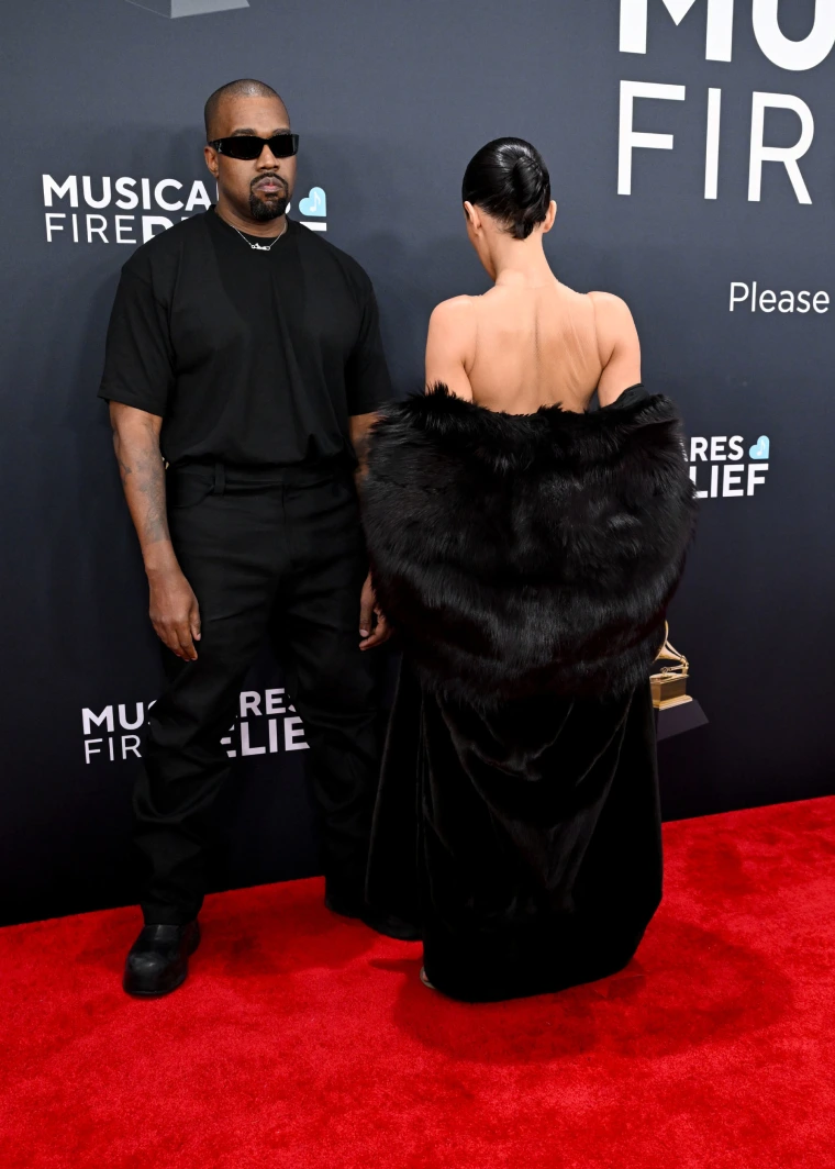 El escandalo de Bianca Censori y Kanye en los Grammy 2025, image size:760x1064