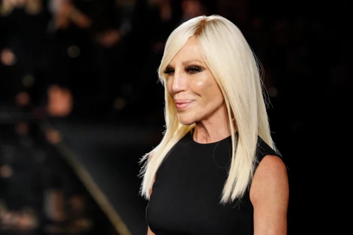 Donatella Versace deja la dirección creativa de la firma después de casi tres décadas