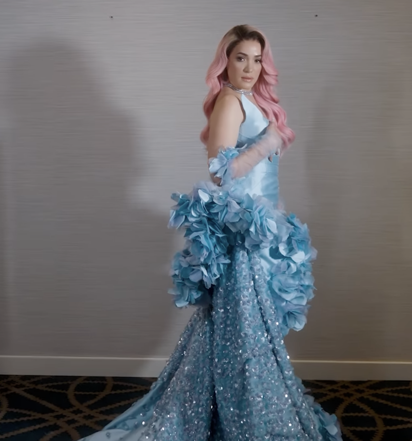 Expectativas del vestuario de Karen Yapoort para los Premios Soberanos 2025: Comparativa con la realeza de la alfombra roja, Georgina Duluc 6 Karen Yapoort Vestido azul y cabello rosa en Premios Soberano 2024