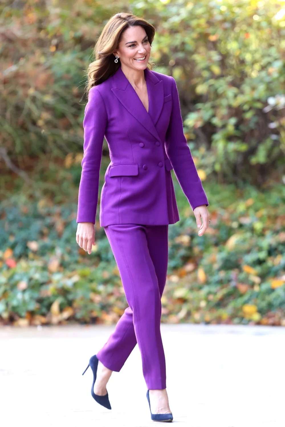 El traje sastre, una pieza que empodera a la mujer 8 Kate Middleton con traje sastre pantalon morado GettyImages 1794641465