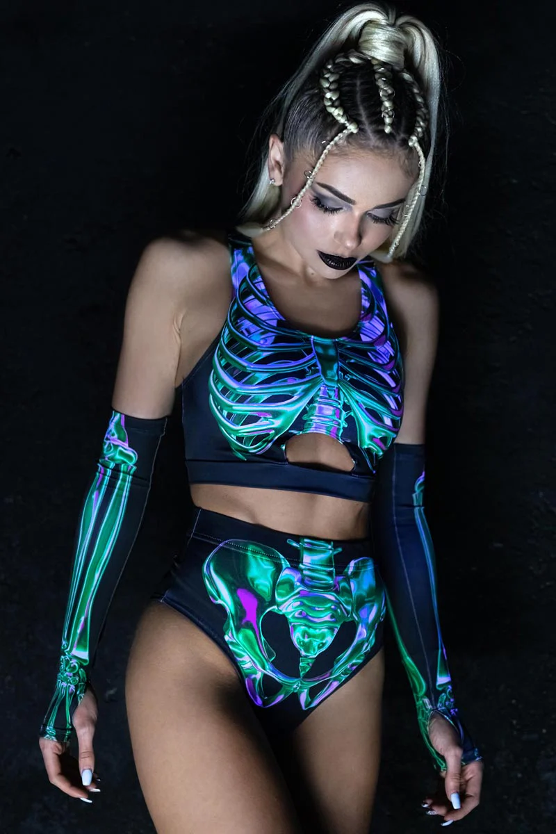 Outfits para festivales de música electrónica y alternativa 17 emerald skeleton booty shorts set side view