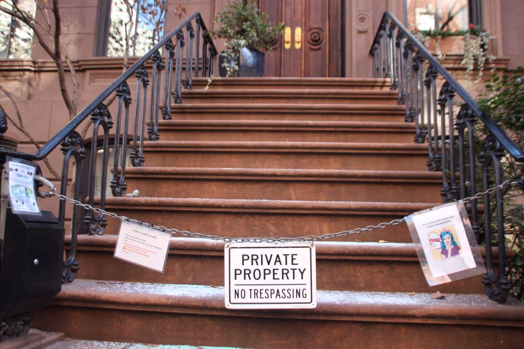 La casa de Carrie Bradshaw: el rincón más icónico de Sex and the City… ¡y el más odiado por su dueño! 1 La casa de Carrie Bradshaw