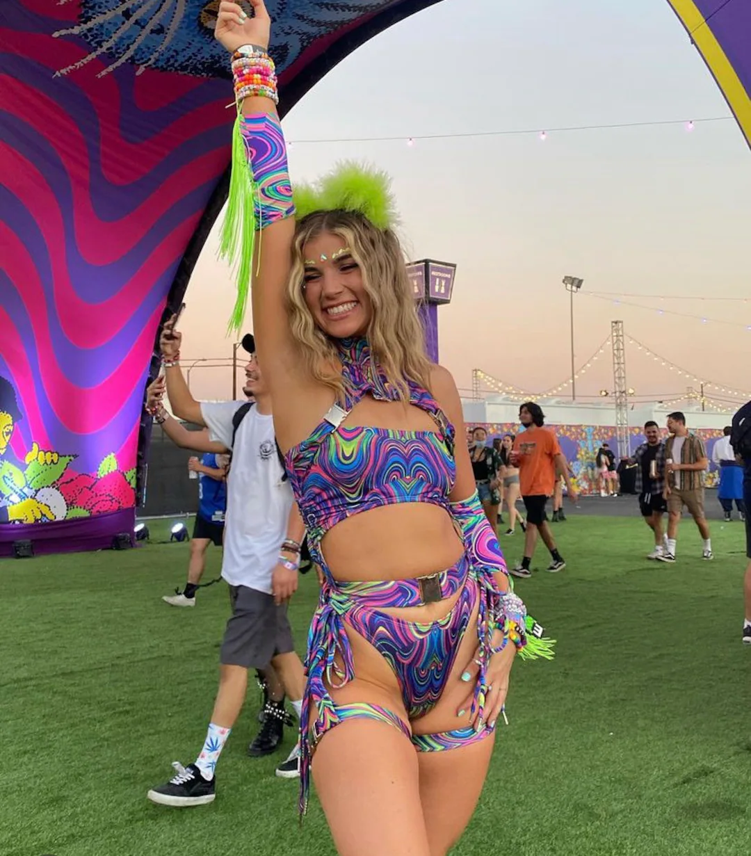 Outfits para festivales de música electrónica y alternativa 16