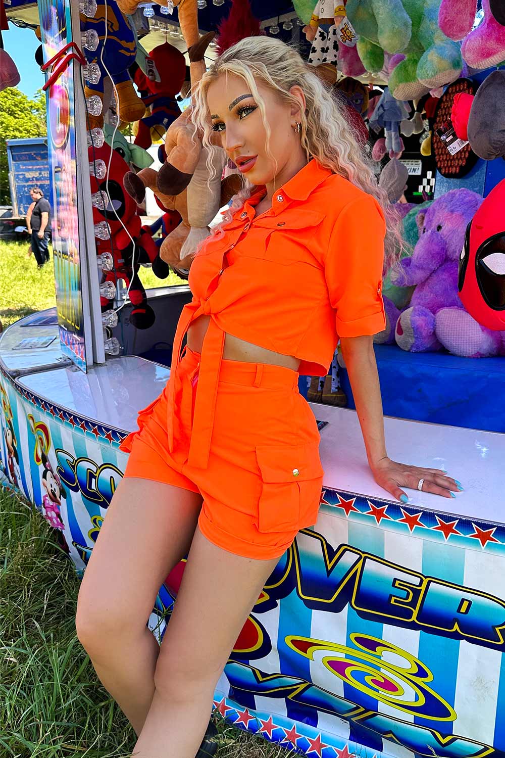 Outfits para festivales de música electrónica y alternativa 18 orange neon button up shorts and top festival co ord styledup fashion