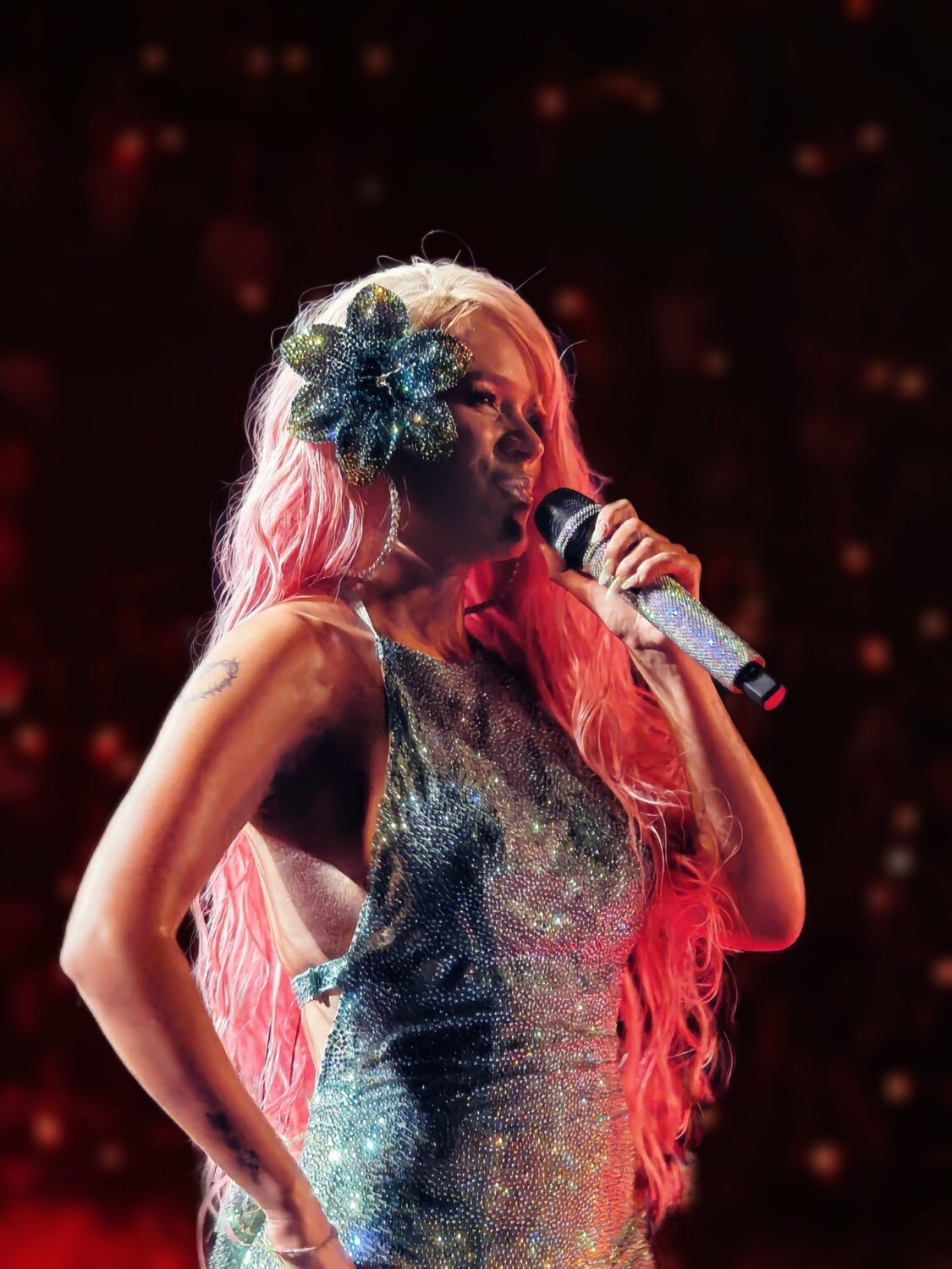 Karol G da el salto a Netflix con un documental que retrata su gira 'Mañana será bonito' 3 GQ2Z8i0WgAAAb5b