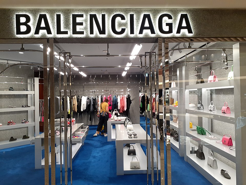 La metamorfosis del bolso: del gato de Valentino al vaso térmico de Balenciaga 7 image 30