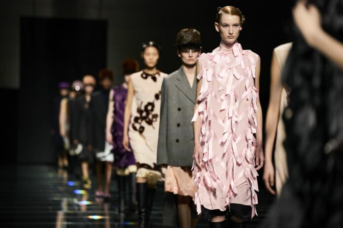 Prada la innovación y el lujo en la alta costura