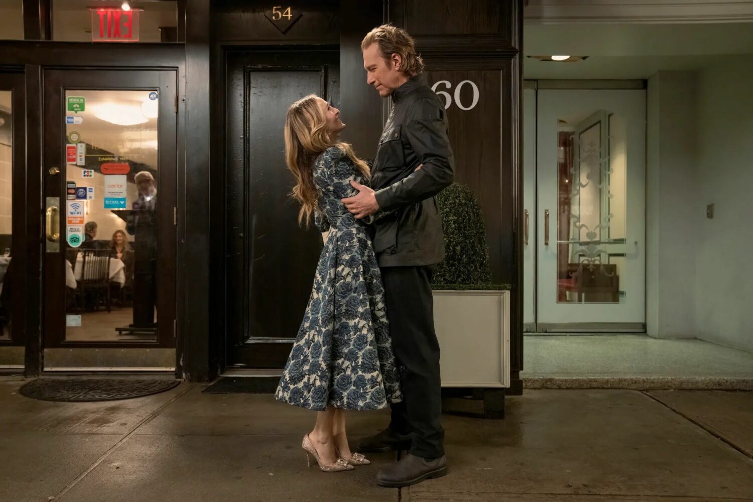 “And Just Like That... Temporada 3”A Nuevos comienzos, viejos tacones y un verano en la ciudad 6 Carrie and Aidan - And Just Like That
