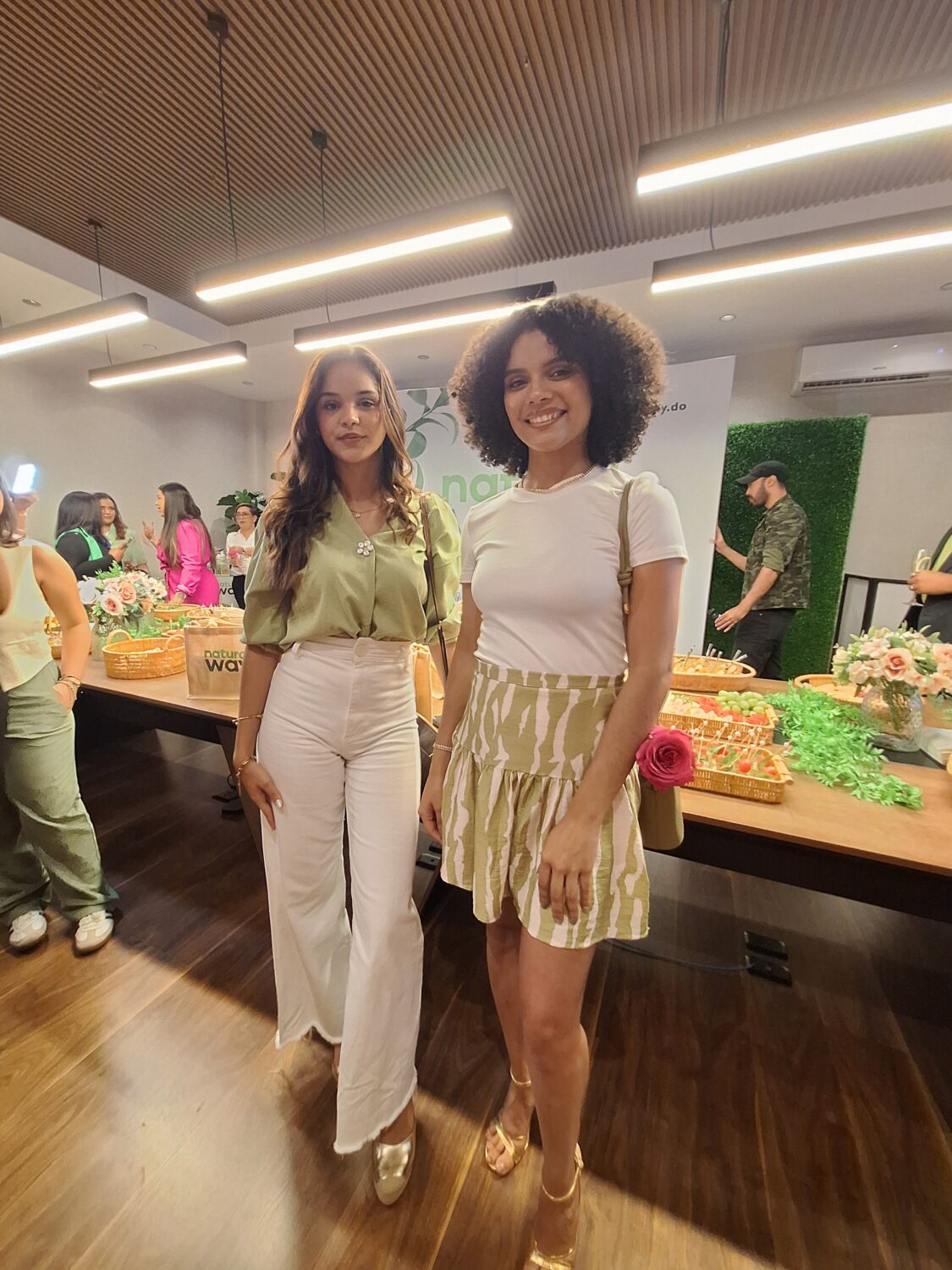 Línea de cuidado personal introduce nuevos productos capilares 2 Sarah Canela y Crysneli Nunez