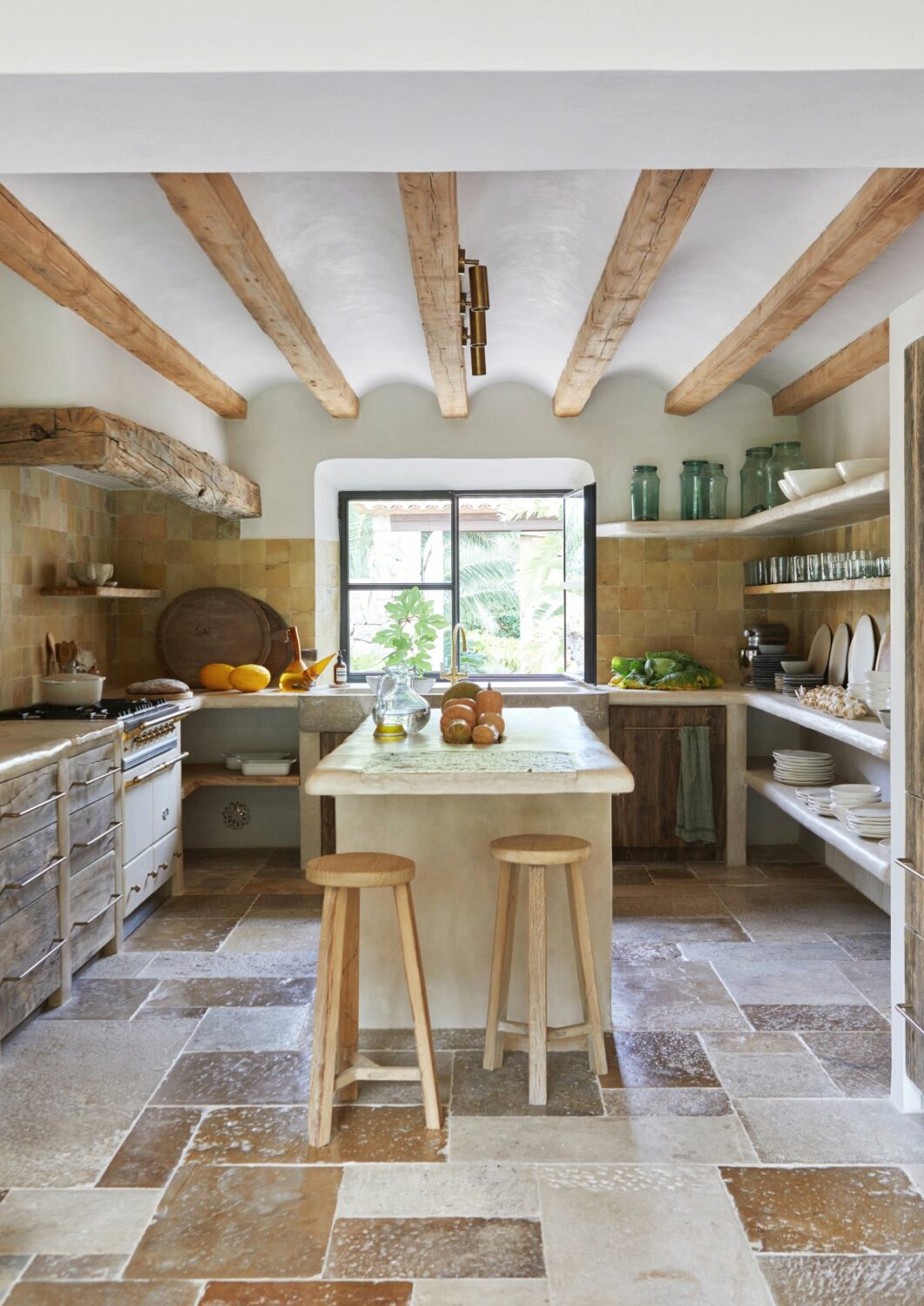 Decoración con alma viajera: ideas para transformar tus espacios 4 cocina mediterranea