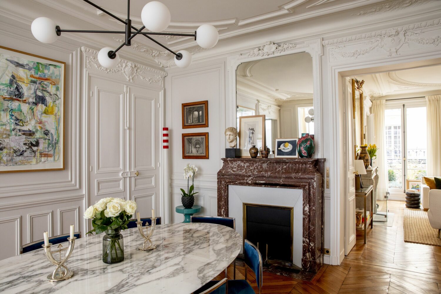 Decoración con alma viajera: ideas para transformar tus espacios 5 piso paris estilo clasico veronique cotrel comedor chimenea 6448de4365ecf