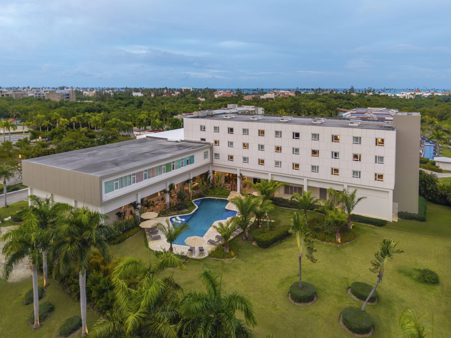 La marca JdV by Hyatt debuta en el Caribe con el Royal Beach Hotel Punta Cana 4 Facade air photo