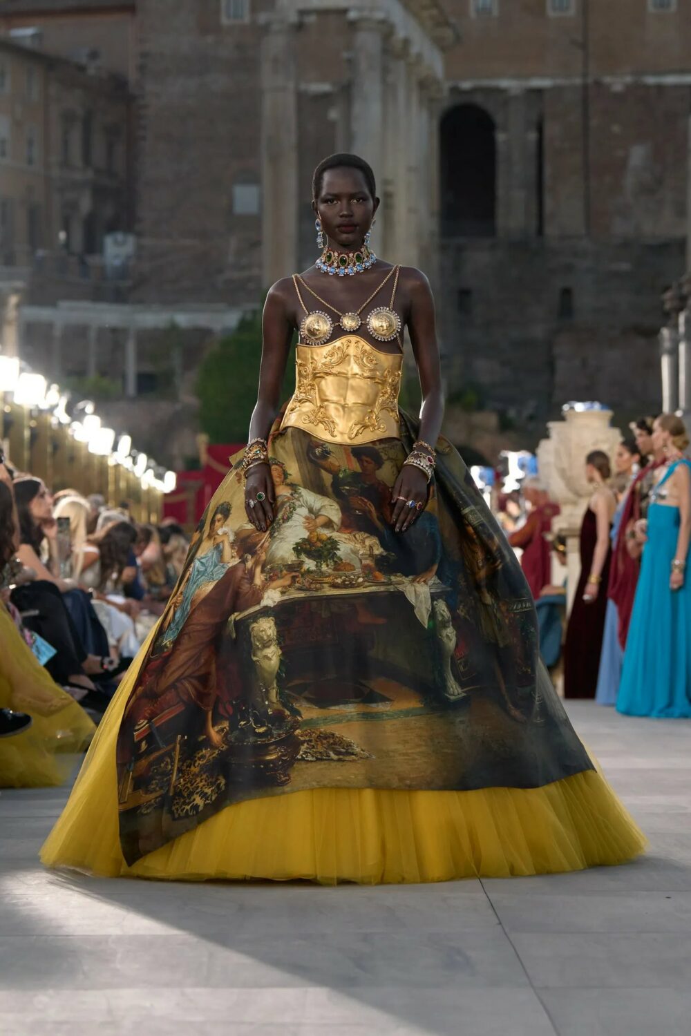 Dolce & Gabbana lleva las prendas eclesiásticas a la pasarela 10 Gv510j2XUAAql23 1 1