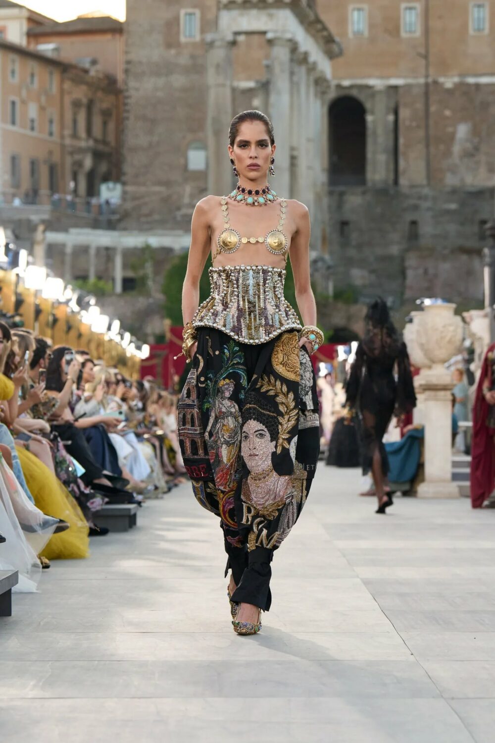 Dolce & Gabbana lleva las prendas eclesiásticas a la pasarela 12 Gv510jzWAAA0Ski